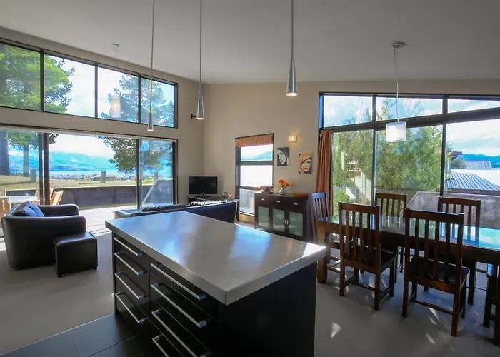 Anderson Heights | Spacious With Views 度假居 *
