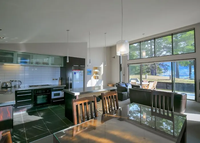 Anderson Heights | Spacious With Views 度假居
