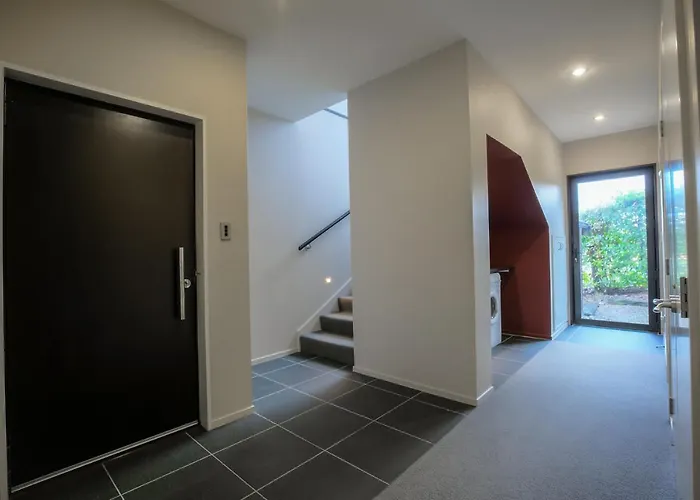 Anderson Heights | Spacious With Views 度假居